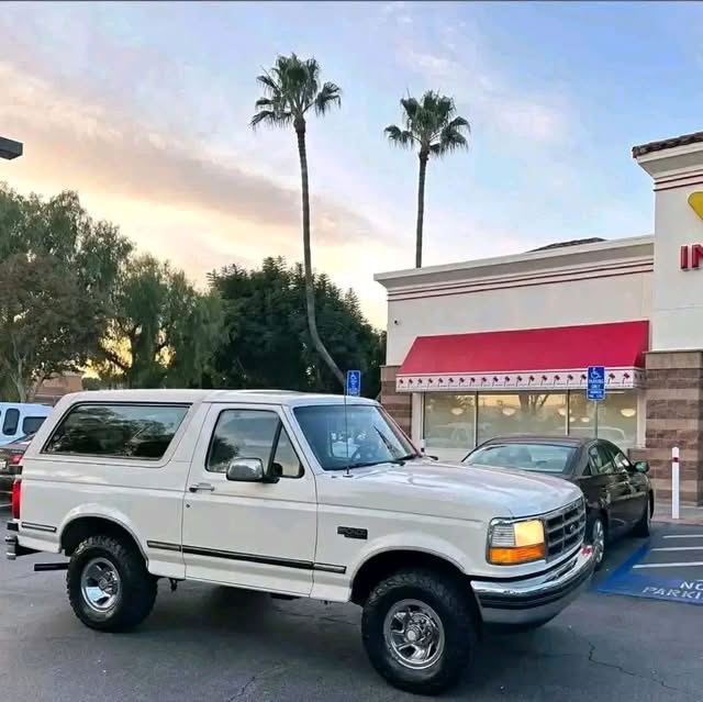 1992 Ford Bronco - Image 4